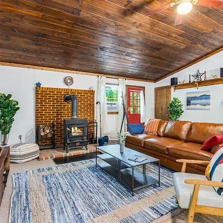 Secluded W Hot Tub, Fire Pit, Deck & Updated Wifi Great Cacapon Esterno foto