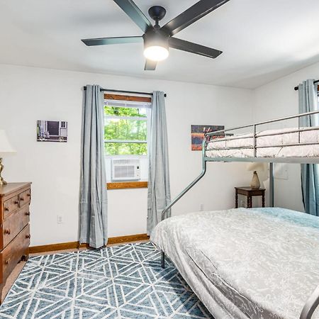 Secluded W Hot Tub, Fire Pit, Deck & Updated Wifi Great Cacapon Esterno foto