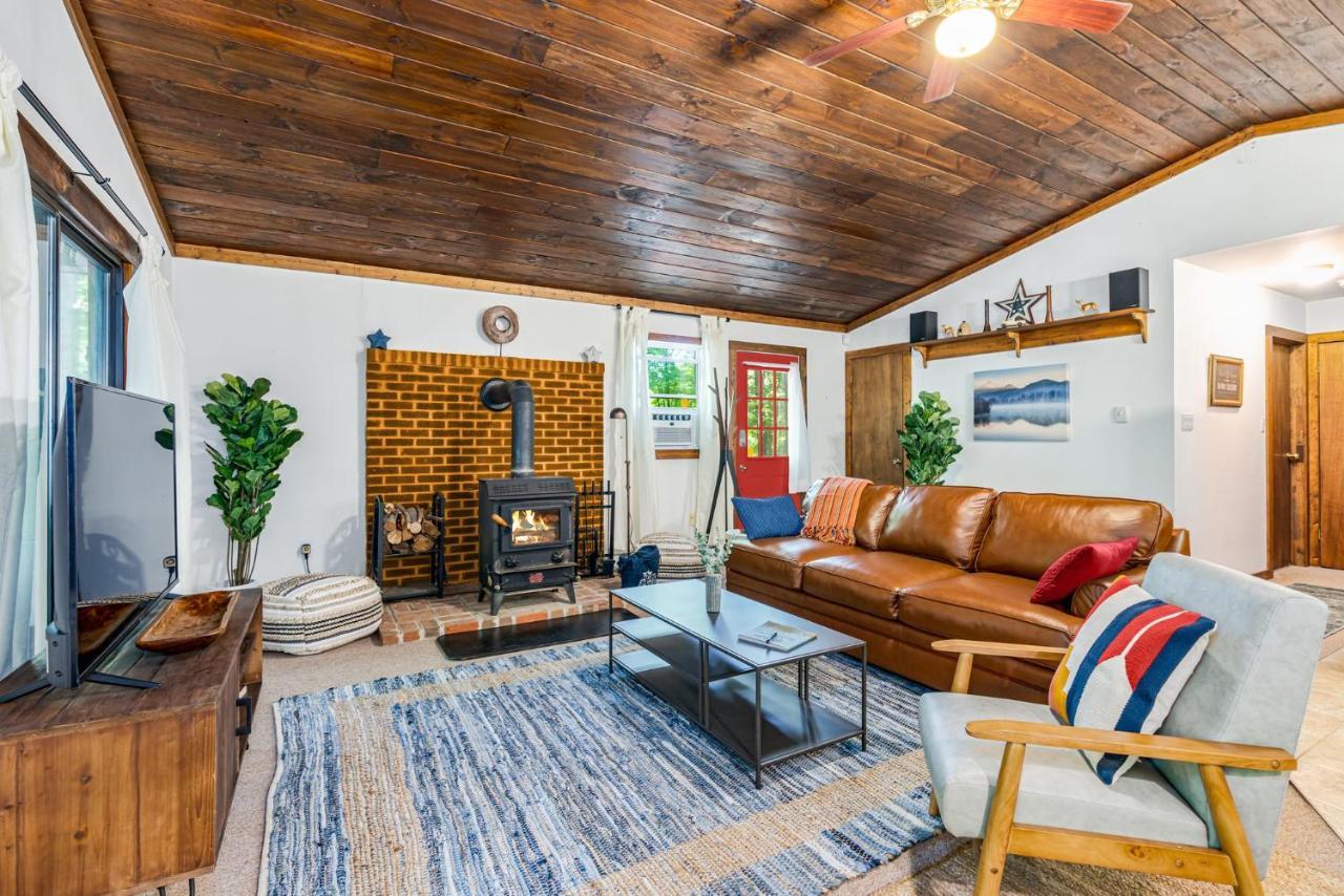 Secluded W Hot Tub, Fire Pit, Deck & Updated Wifi Great Cacapon Esterno foto