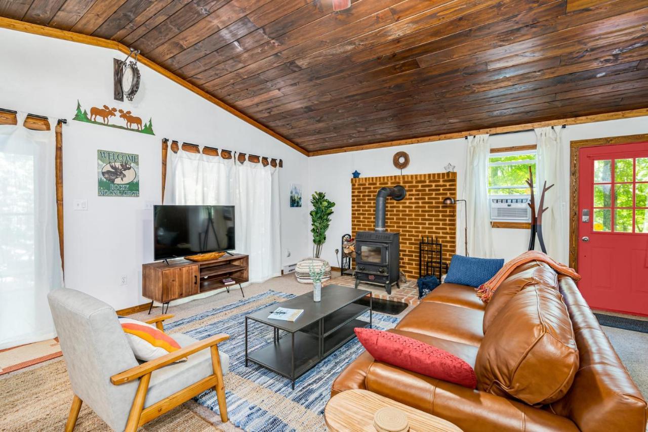 Secluded W Hot Tub, Fire Pit, Deck & Updated Wifi Great Cacapon Esterno foto