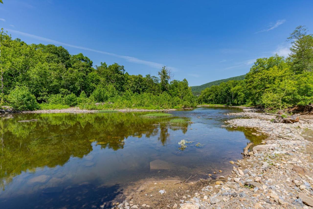 Secluded W Hot Tub, Fire Pit, Deck & Updated Wifi Great Cacapon Esterno foto