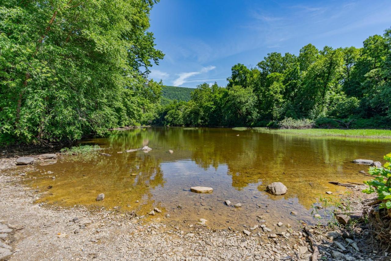 Secluded W Hot Tub, Fire Pit, Deck & Updated Wifi Great Cacapon Esterno foto