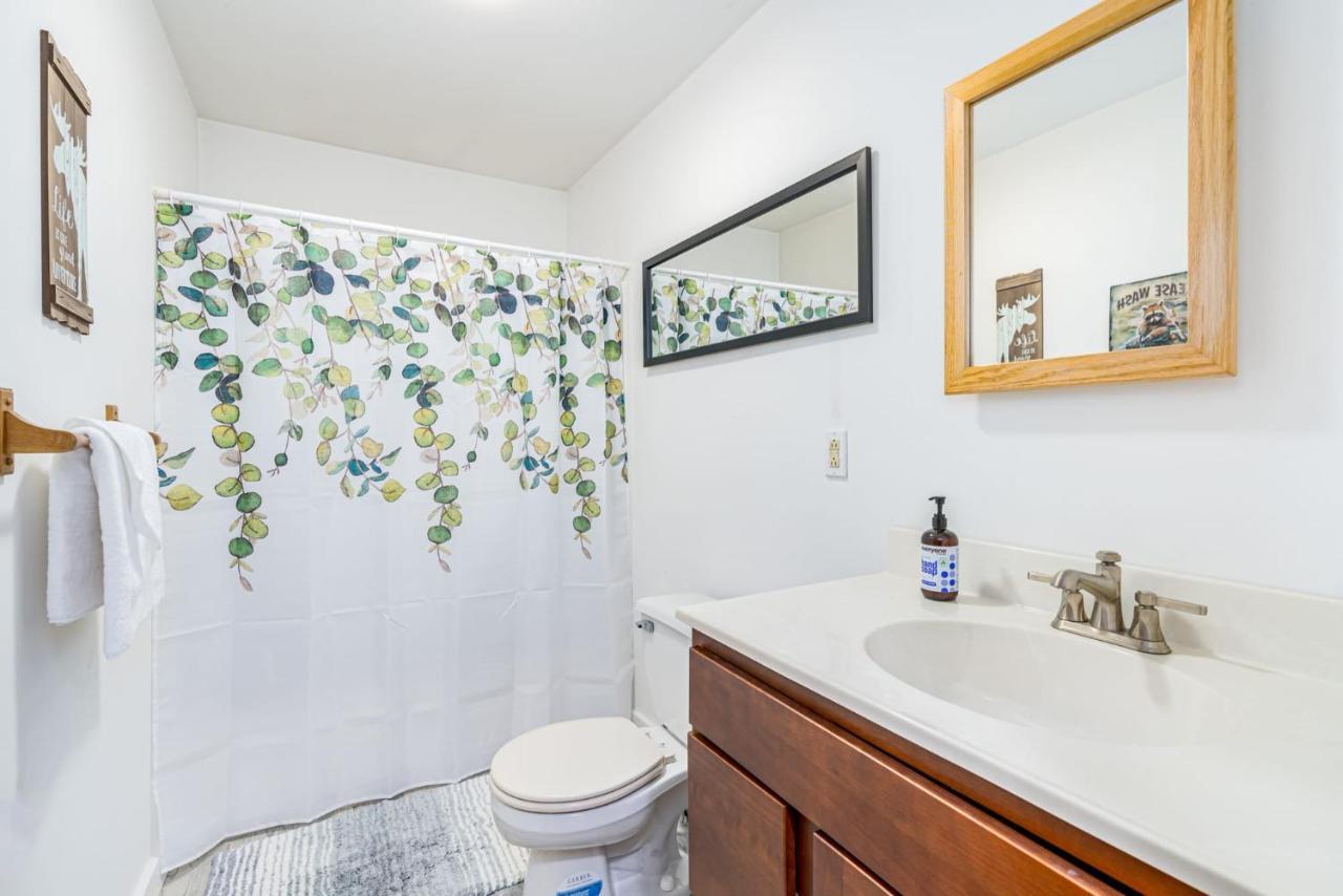 Secluded W Hot Tub, Fire Pit, Deck & Updated Wifi Great Cacapon Esterno foto