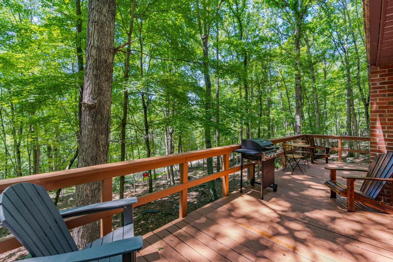 Secluded W Hot Tub, Fire Pit, Deck & Updated Wifi Great Cacapon Esterno foto