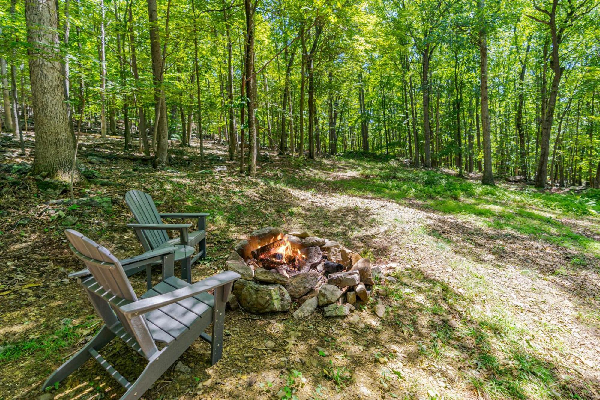 Secluded W Hot Tub, Fire Pit, Deck & Updated Wifi Great Cacapon Esterno foto