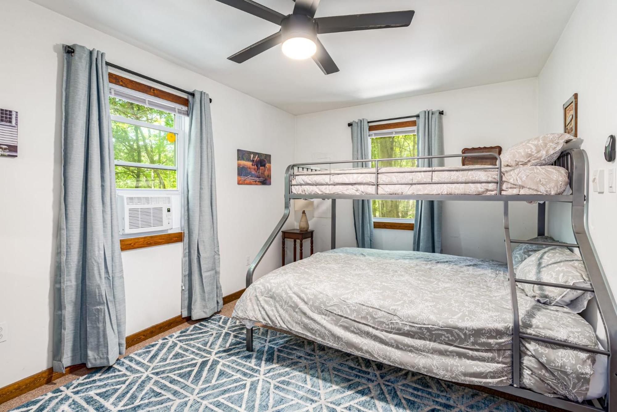 Secluded W Hot Tub, Fire Pit, Deck & Updated Wifi Great Cacapon Esterno foto