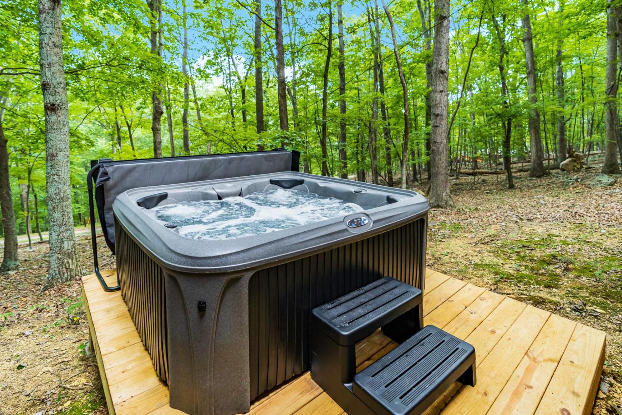 Secluded W Hot Tub, Fire Pit, Deck & Updated Wifi Great Cacapon Esterno foto
